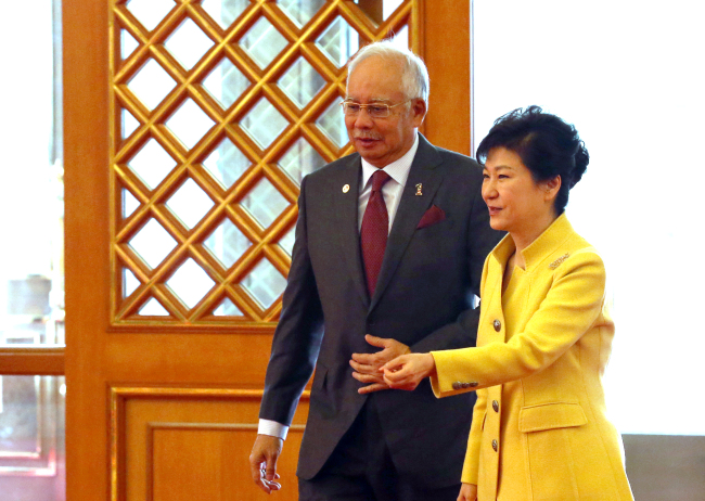 President Park Geun-hye (right) guides Malaysian Prime Minister Najib Razak into the main building of Cheong Wa Dae ahead of their summit on Wednesday. The premier is visiting Seoul for the ASEAN-Korea Commemorative Summit scheduled for Friday in Busan.   Yonhap
President Park Geun-hye (right) guides Malaysian Prime Minister Najib Razak into the main building of Cheong Wa Dae ahead of their summit on Wednesday. The premier is visiting Seoul for the ASEAN-Korea Commemorative Summit scheduled for Friday in Busan.   Yonhap
President Park Geun-hye (right) guides Malaysian Prime Minister Najib Razak into the main building of Cheong Wa Dae ahead of their summit on Wednesday. The premier is visiting Seoul for the ASEAN-Korea Commemorative Summit scheduled for Friday in Busan.   Yonhap