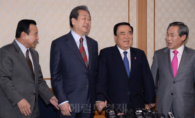 새누리당 김무성 대표와 이완구 원내대표, 새정치민주연합 문희상 비상대책위원장과 우윤근 원내대표가 10일 오후 국회 귀빈식당에서 만나 공무원연금개혁 ,4자방(4대강사업·자원외교·방위산업) 국정조사 등  주요현안 논의에 앞서 취재진을 위해 포즈를 취하고 있다.(왼쪽부터  새누리당 이완구,김무성,새정치민주연합 문희상,우윤근) 이길동기자.gdlee@heraldcorp.com
새누리당 김무성 대표와 이완구 원내대표, 새정치민주연합 문희상 비상대책위원장과 우윤근 원내대표가 10일 오후 국회 귀빈식당에서 만나 공무원연금개혁 ,4자방(4대강사업·자원외교·방위산업) 국정조사 등  주요현안 논의에 앞서 취재진을 위해 포즈를 취하고 있다.(왼쪽부터  새누리당 이완구,김무성,새정치민주연합 문희상,우윤근) 이길동기자.gdlee@heraldcorp.com