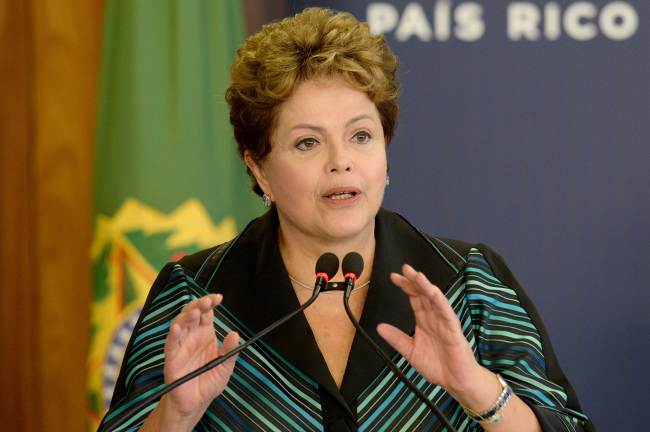 Brazilian President Dilma Rousseff delivers a speech during the ceremony presenting the final report of the National Truth Commission, which investigates those responsible for human rights violations in the country, at the Planalto Palace in Brasilia on Wednesday.   AFP-Yonhap