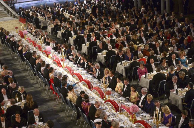 <YONHAP PHOTO-0296> epa04523577 A general view of guests attending the Nobel banquet at the Stockholm Town Hall, Sweden, 10 December 2014. The honour table runs from upper left to lower right. EPA/FREDRIK SANDBERG SWEDEN OUT/2014-12-11 06:12:43/ <저작권자 ⓒ 1980-2014 ㈜연합뉴스. 무단 전재 재배포 금지.>
A general view of guests attending the Nobel banquet at the Stockholm Town Hall, Sweden, Wednesday.    EPA-Yonhap