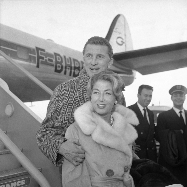 Actor Kirk Douglas and his wife Anne Douglas arrive at London Airport from Paris to attend the premiere of his film “Spartacus” in London on Dec. 5, 1960.    AP-Yonhap