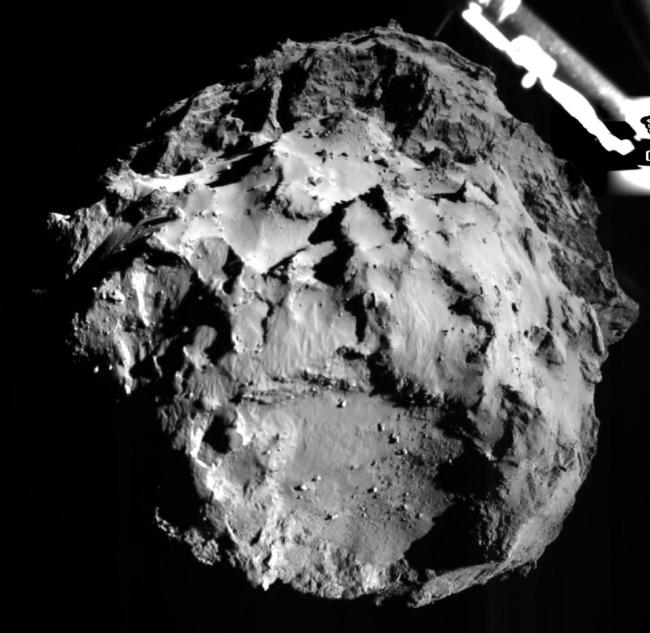 The image shows comet 67P/Churyumov-Gerasimenko on Nov. 17 from a distance of 42 km from the center of the comet.   AP-Yonhap