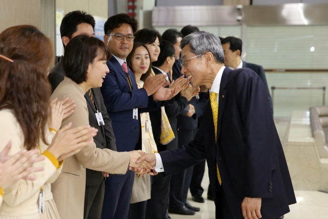 KB Financial Group chief Yoon Jong-kyoo greets employees at KB’s headquarters in Seoul.   KB Financial Group