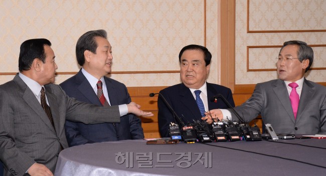 새누리당 김무성 대표와 이완구 원내대표, 새정치민주연합 문희상 비상대책위원장과 우윤근 원내대표가 10일 오후 국회 귀빈식당에서 만나 공무원연금개혁 ,4자방(4대강사업·자원외교·방위산업) 국정조사 등 주요현안 논의 하고 있다.(왼쪽부터 새누리당 이완구,김무성,새정치민주연합 문희상,우윤근) 이길동기자.gdlee@heraldcorp.com