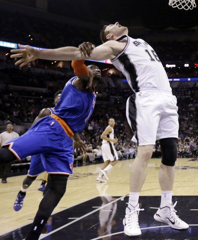 San Antonio Spurs’ Aron Baynes (right) is fouled from behind by New York Knicks’ Amar’e Stoudemire on Wednesday.   AP-Yonhap