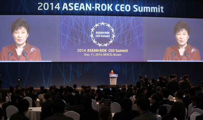 President Park Geun-hye makes opening remarks during the CEO Summit, part of the ASEAN-South Korea special summit in Busan on Thursday.   Yonhap
