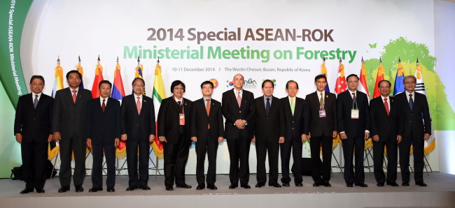Korea Forest Service Minister Shin Won-sop (sixth from left) poses with the participants of the Korea-ASEAN special ministerial meeting for forestry held in Busan on Thursday.   KFS