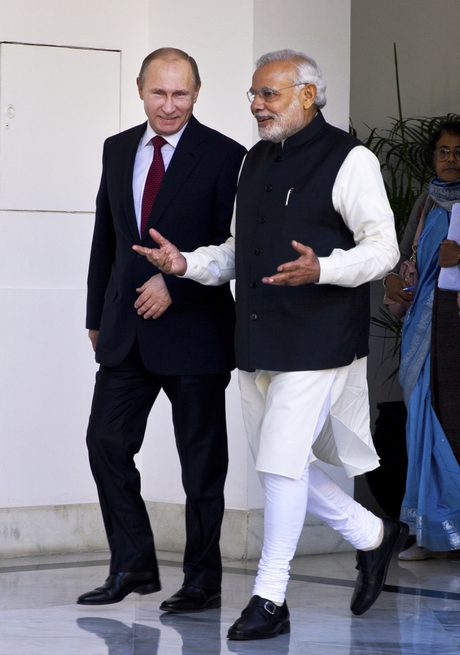 Indian Prime Minister Narendra Modi (right) meets with Russian President Vladimir Putin at Hyderabad House in New Delhi on Thursday.   AP-Yonhap