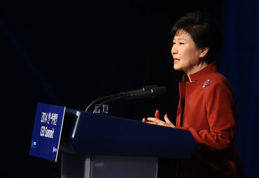 President Park Geun-hye makes opening remarks during the CEO Summit, part of the ASEAN-South Korea special summit in Busan, Thursday.(Yonhap)