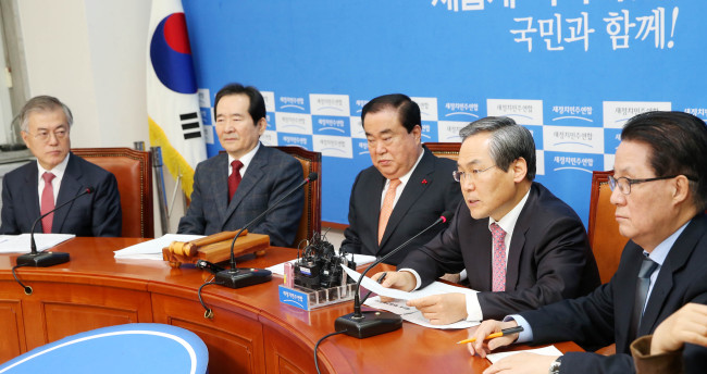 우윤근 새정치민주연합 원내대표가 12일 오전 국회에서 열린 확대간부회의에서 모두발언을 하고 있다.이길동기자.gdlee@heraldcorp.com
우윤근 새정치민주연합 원내대표가 12일 오전 국회에서 열린 확대간부회의에서 모두발언을 하고 있다.이길동기자.gdlee@heraldcorp.com