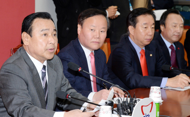 이완구 새누리당 원내대표가 12일 오전 국회에서 열린  원내현안대책회의에 참석해 모두발언을 하고 있다.이길동기자.gdlee@heraldcorp.com
이완구 새누리당 원내대표가 12일 오전 국회에서 열린  원내현안대책회의에 참석해 모두발언을 하고 있다.이길동기자.gdlee@heraldcorp.com