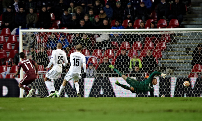 Torino’s Josef Martinez (left) scores past Copenhagen’s goalkeeper Stephan Andersen during the Europa League soccer match at Parken Stadium in Copenhagen on Thursday.  AP-Yonhap