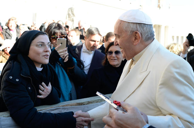 Pope Francis greets Sister Cristina Scuccia after receiving as a present her compact disc at the end of his weekly general audience in St. Peter’s Square at the Vatican on Wednesday.   (AP-Yonhap)