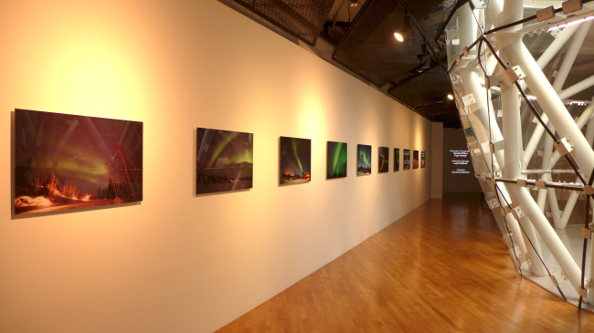 “Canada’s Arctic: Vibrant and Thriving,” an exhibition at the Asan Institute Gallery in Seoul in the month of December, show 16 large photographs and posters of the North’s thriving communities within frozen landscapes, including the northern lights.   Joel Lee/The Korea Herald.