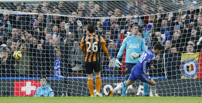 <YONHAP PHOTO-0125> Chelsea's Eden Hazard, left turns away as he celebrates after scoring the opening goal of the game during their English Premier League soccer match between Chelsea and Hull City at Stamford Bridge stadium in London, Saturday, Dec 13, 2014. (AP Photo/Alastair Grant)/2014-12-14 00:36:43/ <저작권자 ⓒ 1980-2014 ㈜연합뉴스. 무단 전재 재배포 금지.>
Chelsea’s Eden Hazard turns away after scoring against Hull City on Saturday.   AP-Yonhap
Chelsea’s Eden Hazard turns away after scoring against Hull City on Saturday.   AP-Yonhap
