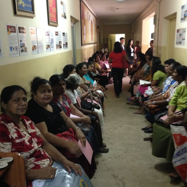 Sri Lankan patients wait for treatment at a Korean traditional clinic set up in 2004 in Colombo by the Korea International Cooperation Agency.
Shin Hyon-hee/The Korea Herald
