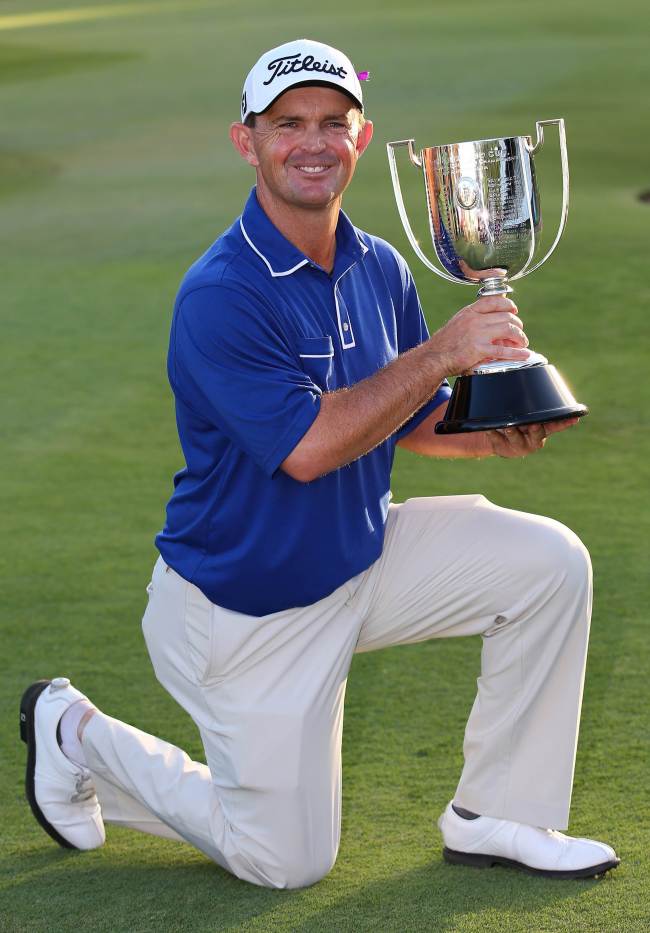 Greg Chalmers poses with the winner’s trophy on Sunday. AFP-Yonhap
Greg Chalmers poses with the winner’s trophy on Sunday. AFP-Yonhap