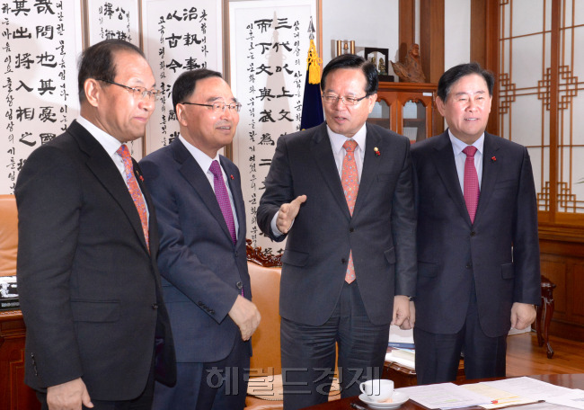 정의화 국회의장이 15일 오전 국회 의장실을 찾은 정홍원국무총리,최경환경제부총리,황우여 사회부총리와  주요현안 논의에 앞서 인사를 하고 있다.이길동기자.gdlee@heraldcorp.com
정의화 국회의장이 15일 오전 국회 의장실을 찾은 정홍원국무총리,최경환경제부총리,황우여 사회부총리와  주요현안 논의에 앞서 인사를 하고 있다.이길동기자.gdlee@heraldcorp.com