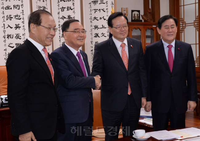 정의화 국회의장이 15일 오전 국회 의장실을 찾은 정홍원국무총리,최경환경제부총리,황우여 사회부총리와  주요현안 논의에 앞서 인사를 하고 있다.이길동기자.gdlee@heraldcorp.com
정의화 국회의장이 15일 오전 국회 의장실을 찾은 정홍원국무총리,최경환경제부총리,황우여 사회부총리와  주요현안 논의에 앞서 인사를 하고 있다.이길동기자.gdlee@heraldcorp.com