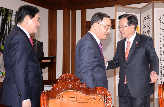 정의화 국회의장이 15일 오전 국회 의장실을 찾은 정홍원국무총리,최경환경제부총리와  주요현안 논의에 앞서 인사를 하고 있다.이길동기자.gdlee@heraldcorp.com
정의화 국회의장이 15일 오전 국회 의장실을 찾은 정홍원국무총리,최경환경제부총리와  주요현안 논의에 앞서 인사를 하고 있다.이길동기자.gdlee@heraldcorp.com