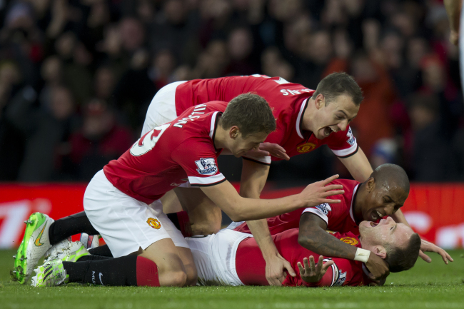 United’s Wayne Rooney (bottom) celebrates his goal with teammates on Sunday.   AP-Yonhap