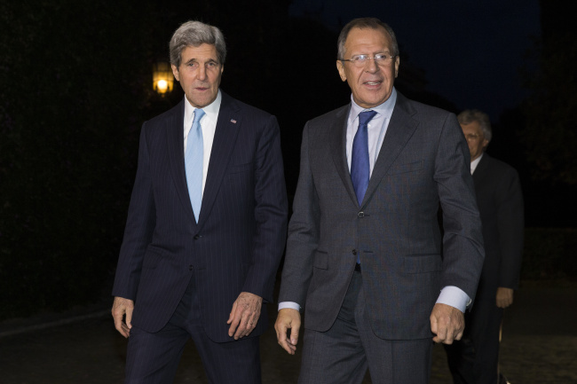 <YONHAP PHOTO-0107> US Secretary of State John Kerry, left, meets with Russian Foreign Minister Sergei Lavrov at Villa Taverna, on Sunday, Dec. 14, 2014, in Rome. Kerry and Lavrov discussed the ongoing Middle East peace process, and rising tensions in Ukraine. (AP Photo/Evan Vucci, Pool)/2014-12-15 05:35:46/ <저작권자 ⓒ 1980-2014 ㈜연합뉴스. 무단 전재 재배포 금지.>
U.S. Secretary of State John Kerry (left) meets with Russian Foreign Minister Sergei Lavrov at Villa Taverna in Rome on Sunday.   AP-Yonhap