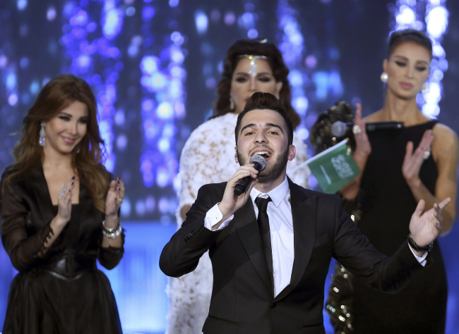 Syrian singer Hazem Sharif performs after he was named the winner of “Arab Idol” in Beirut on Saturday.    AP-Yonhap
