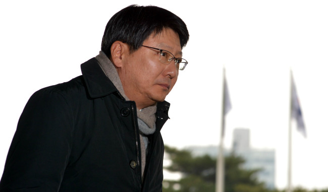 Park Ji-man, President Park Geun-hye’s brother, heads for questioning at the Seoul Central District Prosecutors’ Office in Seoul on Monday.   Kim Myung-sub/The Korea Herald