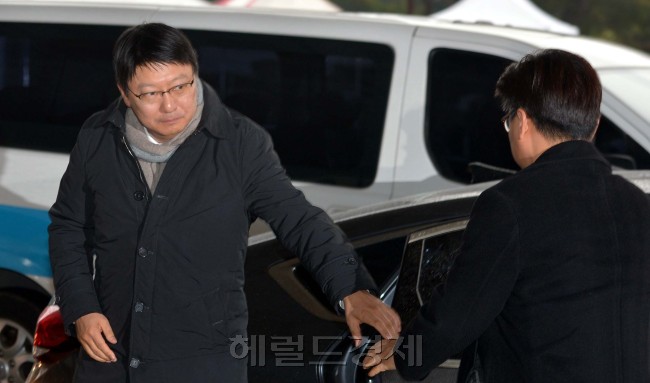 15일 박근혜 대통령의 동생인 박지만 EG회장이 정윤회 씨 국정개입' 의혹 문건 유출 관련해 참고인 자격으로 서울중앙지검으로 출석하고 있다.<br />김명섭 기자 msiron@heraldcorp.com
15일 박근혜 대통령의 동생인 박지만 EG회장이 정윤회 씨 국정개입' 의혹 문건 유출 관련해 참고인 자격으로 서울중앙지검으로 출석하고 있다.
김명섭 기자 msiron@heraldcorp.com