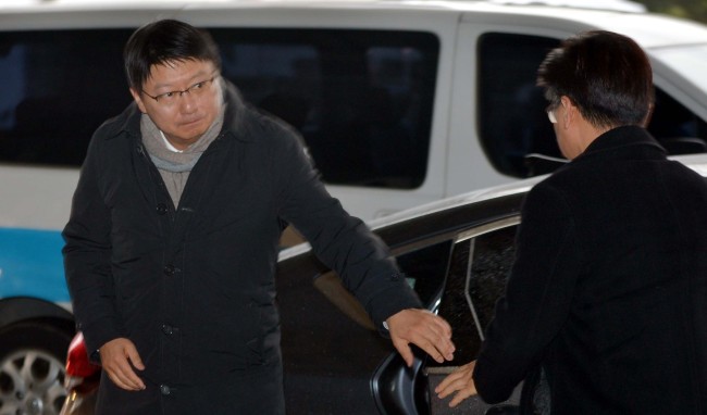 15일 박근혜 대통령의 동생인 박지만 EG회장이 정윤회 씨 국정개입' 의혹 문건 유출 관련해 참고인 자격으로 서울중앙지검으로 출석하고 있다.<br />김명섭 기자 msiron@heraldcorp.com
15일 박근혜 대통령의 동생인 박지만 EG회장이 정윤회 씨 국정개입' 의혹 문건 유출 관련해 참고인 자격으로 서울중앙지검으로 출석하고 있다.
김명섭 기자 msiron@heraldcorp.com