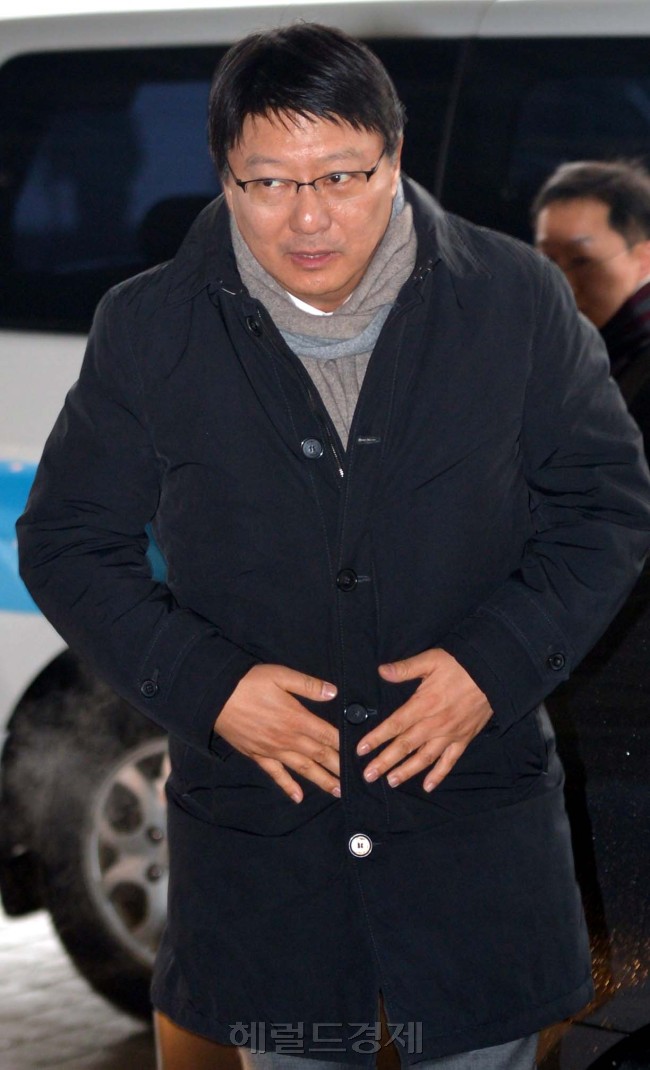 15일 박근혜 대통령의 동생인 박지만 EG회장이 정윤회 씨 국정개입' 의혹 문건 유출 관련해 참고인 자격으로 서울중앙지검으로 출석하고 있다.<br />김명섭 기자 msiron@heraldcorp.com
15일 박근혜 대통령의 동생인 박지만 EG회장이 정윤회 씨 국정개입' 의혹 문건 유출 관련해 참고인 자격으로 서울중앙지검으로 출석하고 있다.
김명섭 기자 msiron@heraldcorp.com
15일 박근혜 대통령의 동생인 박지만 EG회장이 정윤회 씨 국정개입' 의혹 문건 유출 관련해 참고인 자격으로 서울중앙지검으로 출석하고 있다.
김명섭 기자 msiron@heraldcorp.com