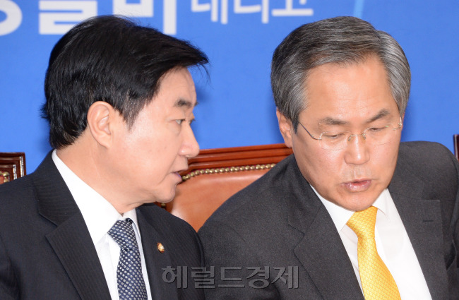 우윤근 새정치민주연합원내대표(오른쪽)가 16일 오전 국회에서 열린 원내대책회의에서 이석현국회부의장과 이야기를 하고 있다.이길동기자.gdlee@heraldcorp.com
우윤근 새정치민주연합원내대표(오른쪽)가 16일 오전 국회에서 열린 원내대책회의에서 이석현국회부의장과 이야기를 하고 있다.이길동기자.gdlee@heraldcorp.com