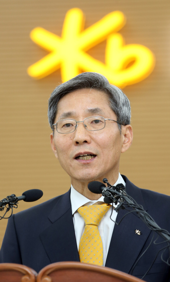 KB Financial Group chairman Yoon Jong-kyoo speaks at his inaugural ceremony in Seoul on Nov. 21.   Yonhap