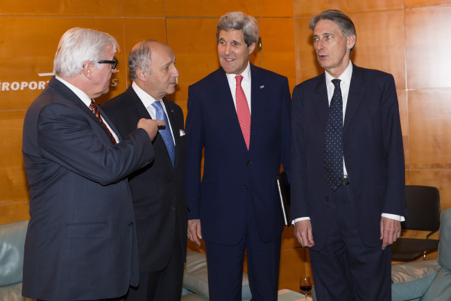 U.S. Secretary of State John Kerry (third from left) talks with German Foreign Minister Frank-Walter Steinmeier (left), French Foreign Minister Laurent Fabius (second from left) and British Foreign Minister Philip Hammond in Paris on Monday.   AP-Yonhap