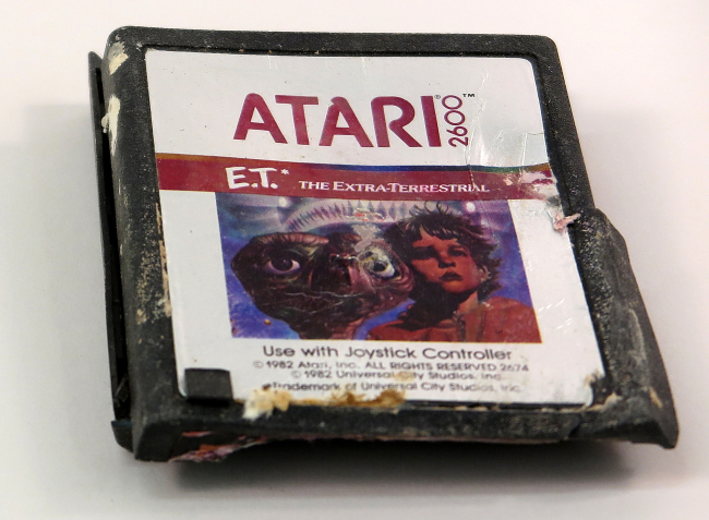 One of the decades-old Atari’s “E.T.” games found in a dumpsite in Alamogordo, New Mexico.   AP-Yonhap
