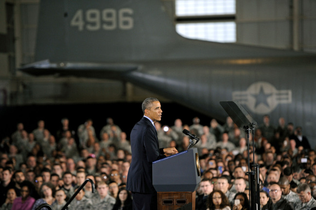 U.S. President Barack Obama speaks to members of the military during a visit to Joint Base McGuire-Dix-Lakehurst in Fort Dix, New Jersery, Monday. He used the holiday season visit to issue a tough warning to Islamic State militants, saying a U.S.-led coalition will permit no safe haven to the group and will destroy it eventually. (Related story on Page 6)    AP-Yonhap