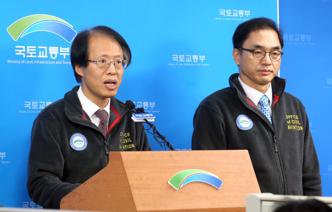 Senior aviation safety official Kwon Yong-bok (left) speaks at a news conference on Tuesday.  (Yonhap)