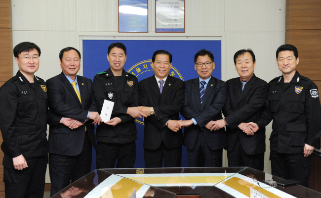 <YONHAP PHOTO-1785> 서울시의회 대표단, 서울지방경찰청 기동본부 위문 (서울=연합뉴스) 서울시의회 박래학 의장(가운데)과 대표단이 16일 서울지방경찰청 기동본부를 방문해 격려금을 전달하고 있다. 2014.12.16 <<서울시의회 제공>> zjin@yna.co.kr/2014-12-16 18:51:18/ <저작권자 ⓒ 1980-2014 ㈜연합뉴스. 무단 전재 재배포 금지.>
<YONHAP PHOTO-1785> 서울시의회 대표단, 서울지방경찰청 기동본부 위문 (서울=연합뉴스) 서울시의회 박래학 의장(가운데)과 대표단이 16일 서울지방경찰청 기동본부를 방문해 격려금을 전달하고 있다. 2014.12.16 <<서울시의회 제공>> zjin@yna.co.kr/2014-12-16 18:51:18/ <저작권자 ⓒ 1980-2014 ㈜연합뉴스. 무단 전재 재배포 금지.>
<YONHAP PHOTO-1785> 서울시의회 대표단, 서울지방경찰청 기동본부 위문 (서울=연합뉴스) 서울시의회 박래학 의장(가운데)과 대표단이 16일 서울지방경찰청 기동본부를 방문해 격려금을 전달하고 있다. 2014.12.16 <<서울시의회 제공>> zjin@yna.co.kr/2014-12-16 18:51:18/ <저작권자 ⓒ 1980-2014 ㈜연합뉴스. 무단 전재 재배포 금지.>
<YONHAP PHOTO-1785> 서울시의회 대표단, 서울지방경찰청 기동본부 위문 (서울=연합뉴스) 서울시의회 박래학 의장(가운데)과 대표단이 16일 서울지방경찰청 기동본부를 방문해 격려금을 전달하고 있다. 2014.12.16 <<서울시의회 제공>> zjin@yna.co.kr/2014-12-16 18:51:18/ <저작권자 ⓒ 1980-2014 ㈜연합뉴스. 무단 전재 재배포 금지.>