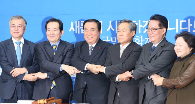 문희상 새정치민주연합 비상대책위원장이 17일 오전 국회에서 열린 비상대책위원회의에서 오늘 사퇴하는  문재인.정세균.박지원위원을 포함한 비상대책위원들과  기념촬영을  하고 있다.(왼쪽부터 문재인,정세균,문희상,우윤근,박지원,인재근).이길동기자.gdlee@heraldcorp.com
문희상 새정치민주연합 비상대책위원장이 17일 오전 국회에서 열린 비상대책위원회의에서 오늘 사퇴하는  문재인.정세균.박지원위원을 포함한 비상대책위원들과  기념촬영을  하고 있다.(왼쪽부터 문재인,정세균,문희상,우윤근,박지원,인재근).이길동기자.gdlee@heraldcorp.com
문희상 새정치민주연합 비상대책위원장이 17일 오전 국회에서 열린 비상대책위원회의에서 이날 사퇴하는 문재인ㆍ정세균ㆍ박지원 비대위원을 포함한 비상대책위원들과 기념촬영을 하고 있다. 이들 세 비대위원이 사퇴함에 따라 새정치연합은 내년 2월8일 개최되는 전당대회 모드로 접어들 것으로 전망된다. 왼쪽부터 문재인 의원·정세균 의원·문희상 비대위원장·우윤근 원내대표·박지원 의원·인재근 비대위원  이길동 기자/gdlee@