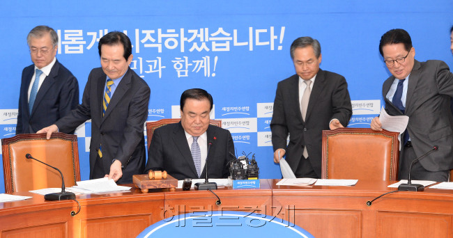 문희상 새정치민주연합 비상대책위원장(가운데)을 비롯한 비상대책위원들이 17일 오전 국회에서 열린 비상대책위원회의에 참석하기위해 회의장에 들어와 자리에  앉고 있다.이길동기자.gdlee@heraldcorp.com
문희상 새정치민주연합 비상대책위원장(가운데)을 비롯한 비상대책위원들이 17일 오전 국회에서 열린 비상대책위원회의에 참석하기위해 회의장에 들어와 자리에  앉고 있다.이길동기자.gdlee@heraldcorp.com
