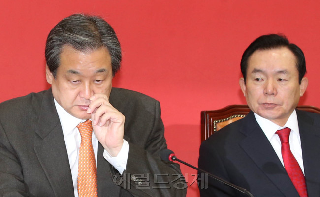 김무성새누리당대표가 17일 오전 국회에서 열린 최고중진연석회의에 참석해 심각한 표정으로 회의를 주재하고  있다.이길동기자.gdlee@heraldcorp.com
김무성새누리당대표가 17일 오전 국회에서 열린 최고중진연석회의에 참석해 심각한 표정으로 회의를 주재하고  있다.이길동기자.gdlee@heraldcorp.com