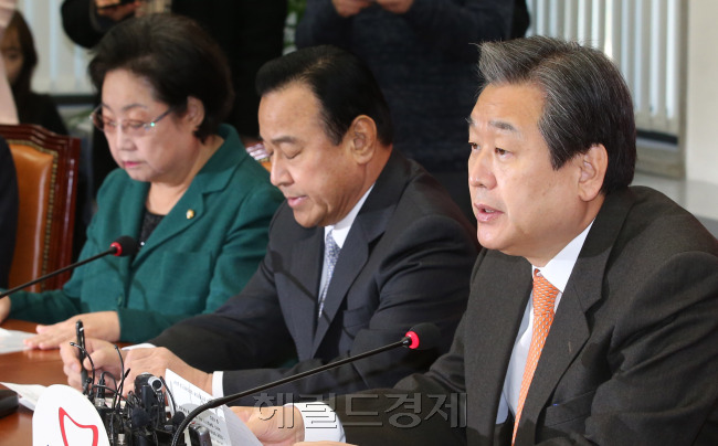 김무성새누리당대표가 17일 오전 국회에서 열린 최고중진연석회의에 참석해 모두발언을 하고 있다.이길동기자.gdlee@heraldcorp.com
김무성새누리당대표가 17일 오전 국회에서 열린 최고중진연석회의에 참석해 모두발언을 하고 있다.이길동기자.gdlee@heraldcorp.com