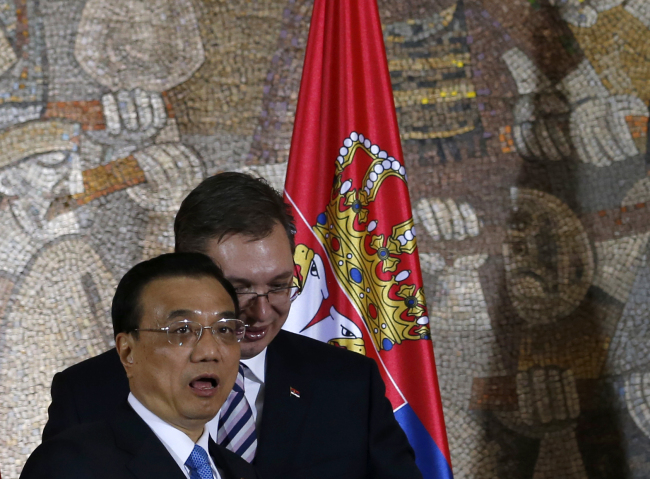 Serbian Prime Minister Aleksandar Vucic (right) welcomes Chinese Premier Li Keqiang in Belgrade, Serbia, Tuesday.   AP-Yonhap