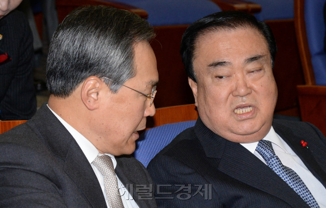 문희상 새정치민주연합 비상대책위원장(오른쪽)이 17일 오전 국회에서 열린 의원촣회에 참석해 우윤근 원내대표와 이야기를 하고 있다.문위원장은 이날 비선실세의 국정농단 의혹에 대한 검찰 수사와 관련, “검찰 수사에 대한 불신이 날로 확산된다”며 “검찰이 청와대 눈치만 보며 개인일탈로 얼렁뚱땅 사건 수사를 종결하면 국회 차원의 국정조사나 청문회, 특검을 피할 수 없을 것”이라고 말했다.<br />이길동기자.gdlee@heraldcorp.com
문희상 새정치민주연합 비상대책위원장(오른쪽)이 17일 오전 국회에서 열린 의원촣회에 참석해 우윤근 원내대표와 이야기를 하고 있다.문위원장은 이날 비선실세의 국정농단 의혹에 대한 검찰 수사와 관련, “검찰 수사에 대한 불신이 날로 확산된다”며 “검찰이 청와대 눈치만 보며 개인일탈로 얼렁뚱땅 사건 수사를 종결하면 국회 차원의 국정조사나 청문회, 특검을 피할 수 없을 것”이라고 말했다.
이길동기자.gdlee@heraldcorp.com