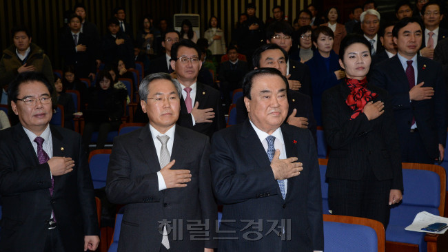 문희상 새정치민주연합 비상대책위원장(오른쪽)이 17일 오전 국회에서 열린 의원촣회에 참석해 국민의례를 하고 있다.문위원장은 이날 비선실세의 국정농단 의혹에 대한 검찰 수사와 관련, “검찰 수사에 대한 불신이 날로 확산된다”며 “검찰이 청와대 눈치만 보며 개인일탈로 얼렁뚱땅 사건 수사를 종결하면 국회 차원의 국정조사나 청문회, 특검을 피할 수 없을 것”이라고 말했다.<br />이길동기자.gdlee@heraldcorp.com
문희상 새정치민주연합 비상대책위원장(오른쪽)이 17일 오전 국회에서 열린 의원촣회에 참석해 국민의례를 하고 있다.문위원장은 이날 비선실세의 국정농단 의혹에 대한 검찰 수사와 관련, “검찰 수사에 대한 불신이 날로 확산된다”며 “검찰이 청와대 눈치만 보며 개인일탈로 얼렁뚱땅 사건 수사를 종결하면 국회 차원의 국정조사나 청문회, 특검을 피할 수 없을 것”이라고 말했다.
이길동기자.gdlee@heraldcorp.com
문희상 새정치민주연합 비상대책위원장(오른쪽)이 17일 오전 국회에서 열린 의원촣회에 참석해 국민의례를 하고 있다.문위원장은 이날 비선실세의 국정농단 의혹에 대한 검찰 수사와 관련, “검찰 수사에 대한 불신이 날로 확산된다”며 “검찰이 청와대 눈치만 보며 개인일탈로 얼렁뚱땅 사건 수사를 종결하면 국회 차원의 국정조사나 청문회, 특검을 피할 수 없을 것”이라고 말했다.
이길동기자.gdlee@heraldcorp.com