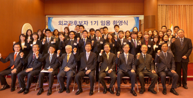 Foreign Minister Yun Byung-se (center, front row) and newly minted diplomatic officers pose for a photo at the first graduation ceremony of the Korea National Diplomatic Academy on Wednesday at the Ministry of Foreign Affairs.   Joel Lee/The Korea Herald