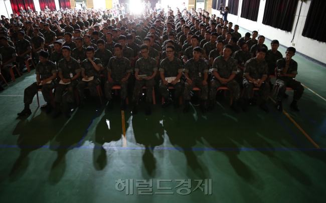 민·관·군 병영문화혁신위원회는 18일 오전 국방부에서 대국민 설명회를 갖고 5대 중점과 22개 혁신과제를 국방부에 권고하고 활동을 종료했다.  사진은 잇단 병영사고 이후 사고예방 교육을 받고 있는 장병들의 모습. [헤럴드경제 DB]