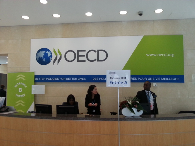 파리 앙드레 파스칼가에 본부를 두고 있는 OECD본부 안내데스크.출입을 위해서는 까다로운 검색절차를 두번이나 거쳐야 된다.OECD는 유럽경제는 향후 통화정책의 성패여부에 따라 향방을 달리할 것이라고 전망했다.