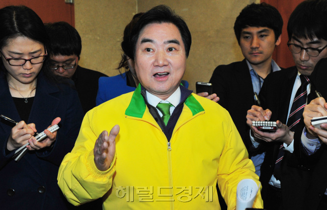 민주통합당 이석현 의원은 3일 청와대 민간인 불법사찰과 관련, "민간인 불법사찰 관련 문건이 2군데에... 읽고 이석현 의원이 말하는 6박스 자료가 이기영 경감인 것 같다'고 말하는 대목이 나왔다"고 설명하고 있다. 박현구 기자phko@heraldm.com 2012.04.03
민주통합당 이석현 의원은 3일 청와대 민간인 불법사찰과 관련, "민간인 불법사찰 관련 문건이 2군데에... 읽고 이석현 의원이 말하는 6박스 자료가 이기영 경감인 것 같다'고 말하는 대목이 나왔다"고 설명하고 있다. 박현구 기자phko@heraldm.com 2012.04.03
민주통합당 이석현 의원은 3일 청와대 민간인 불법사찰과 관련, "민간인 불법사찰 관련 문건이 2군데에... 읽고 이석현 의원이 말하는 6박스 자료가 이기영 경감인 것 같다'고 말하는 대목이 나왔다"고 설명하고 있다. 박현구 기자phko@heraldm.com 2012.04.03