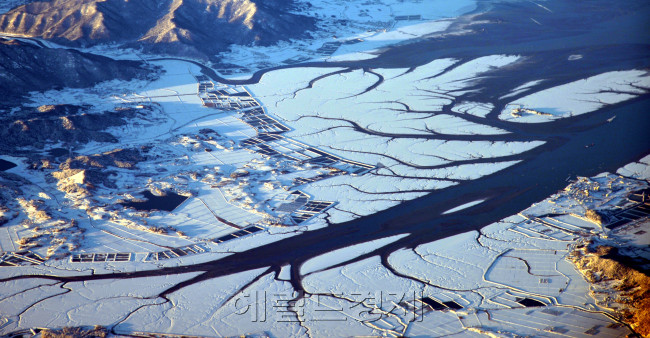 서울 영하 13도 등 한파가 절정을 보이고 있는 가운데 김포발 여수행 아시아나항공에서 바라본 전북 군산 새만금 인근이 폭설이 쌓여 있어 추위를 실감케하고 있다.<br />김명섭 기자 msiron@heral
서울 영하 13도 등 한파가 절정을 보이고 있는 가운데 김포발 여수행 아시아나항공에서 바라본 전북 군산 새만금 인근이 폭설이 쌓여 있어 추위를 실감케하고 있다.
김명섭 기자 msiron@heral
서울 영하 13도 등 한파가 절정을 보이고 있는 가운데 김포발 여수행 아시아나항공에서 바라본 전북 군산 새만금 인근이 폭설이 쌓여 있어 추위를 실감케하고 있다.
김명섭 기자 msiron@heral